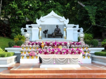 Ceremony of Remembrance for Queen
consort Sunandha Kumariratana on
occasion of her birthday. Honorably,
Assoc. Prof. Dr. Leudech Girdwichai, the
Present of Suan Sunandha Rajabhat
University