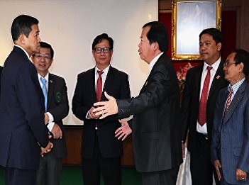 welcomed board of directors, lecturer
and students from Faculty of Health
Sciences, Norton University, Cambodia