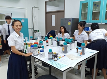 นักศึกษาแพทย์แผนไทยประยุกต์ชั้นปีที่ 1
จัดอุปกรณ์และสารเคมีให้เป็นหมวดหมู่
ในห้องปฏิบัติการ