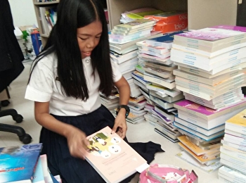 นักศึกษาที่ได้รับทุนโครงการทุนเพชรสวนสุนันทา
ชั้นปีที่ 2 ทำจิตอาสา ณ
ห้องสมุดวิทยาลัยสหเวชศาสตร์