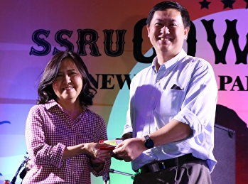 ขอแสดงความยินดีกับบุคลากรมหาวิทยาลัยที่ได้รับทองจากคณะผู้บริหารวิทยาลัยสหเวชศาสตร์
มอบโดยร้อยเอก นายแพทย์พงษ์ศักดิ์
เจริญงามเสมอ ผู้ช่วยคณบดี
เป็นผู้มอบรางวัล