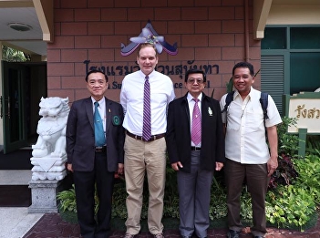 instructors hosted Dr. Attapol
Sukonthapirom Na Pattalung, M.D. from
Department of Psychiatry, Faculty of
Medicine, Chulalongkorn University, and
Mr. Craig Elken who is a managing
partner from Los Angeles at Suan
Sunandha Palace Hotel. This meeting
enhanc