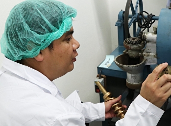 Chief of Applied Thai Traditional
Medicine Department are introducing
“Bolus Machine” to fourth-year Applied
Thai Traditional Medicine trainees who
are now training at Herbal Product
Factory