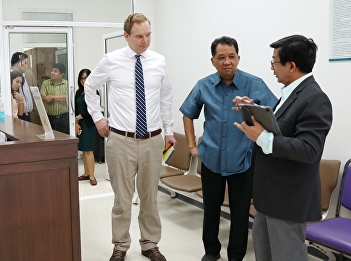 along with instructors and faculty
staffs hosted Dr. Attapol Sukonthapirom
Na Pattalung from Department of
Psychiatry in Faculty of Medicine at
Chulalongkorn University and Mr. Craig
Elken from QOL, United States who paid
an official visit at College of A