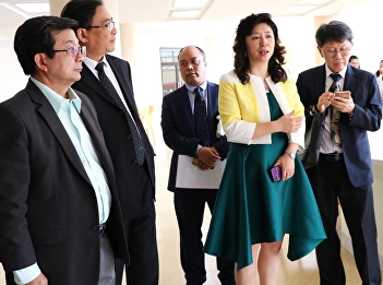 who paid an official visit to our
college in order to establish an idea of
“One Belt One Road” initiated by
President Xi Jinping through Traditional
Chinese Medicine in Thailand and jointly
promote the internationalization of
Traditional Chinese Medicine