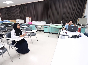 เหล่าซือ มู่ เกอ
อาจารย์ชาวจีนจากสถาบันขงจื่อการแพทย์แผนจีน
ณ มหาวิทยาลัยหัวเฉียวเฉลิมพระเกียรติ
ติวเข้มวิชาภาษาจีนเบื้องต้นให้แก่นักศึกษาชั้นปี
1 สาขาวิชาการแพทย์แผนจีน