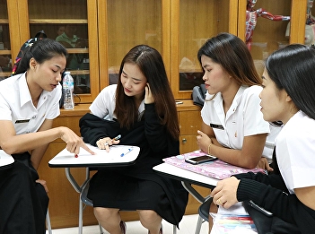 Dr. Tipvarin Benjanirat, a lecturer of
Medical and Public Health Secretary
Department guided the third-year MPS
students on the medical codes following
the Standardization of International
Classification of Diseases that
variously consisted of ICD10-TM