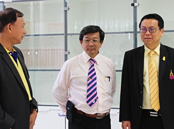 คณบดีวิทยาลัยสหเวชศาสตร์ คณาจารย์
ให้การต้อนรับผู้ช่วยศาสตราจารย์ ดร.สมเดช
รุ่งศรีสวัสดิ์ รองธิการบดีฝ่ายวิชาการ
และคณะ “โครงการวิชาการสัญจร”
และให้เกียรติเยี่ยมชมห้องปฏิบัติการ