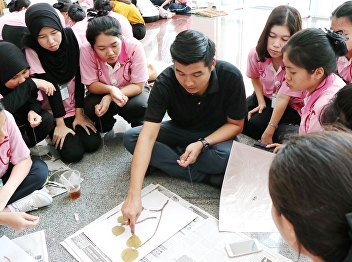 Students in the 2nd year of traditional
Thai medicine applied to study the
practice of collecting samples of
herbarium.