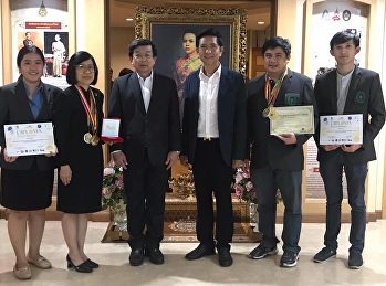 รับมอบช่อดอกไม้แสดงความยินดีและรายงานผลการนำเสนองานวิจัย
จากงาน EUROINVENT EUROPEAN EXHIBITION OF
CREATIVITY AND INNOVATION 2019 ณ
ประเทศโรมาเนีย