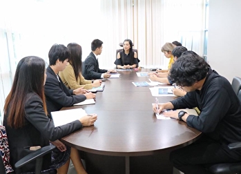 ประชุมหารือแนวทางการออกร้านงานเพื่อนพึ่ง
(ภาฯ)