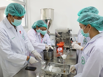 4th year students practice production.
Gel from medicinal plants Which has
properties to reduce inflammation Add
moisture to the skin, which is a result
of innovative research Extension from
research