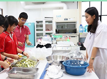 Welcomes Grade 5 students from
Thawaranukun School. Samut Songkhram
Province With Teacher Anongnuch Thum
advising on the use of scientific
equipment