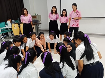 นักศึกษาชั้นปีที่ 4
ร่วมทำกิจกรรมกับน้องๆนักศึกษาสาขาความงาม