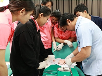 นักศึกษาชั้นปีที่ 3
ฝึกการฉีดยาและการเย็บแผล
เพื่อเป็นการฝึกทักษะขั้นพื้นฐานให้เย็บบาดแผลได้จนชำนาญ