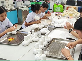 ทำลูกประคบสมุนไพรชนิดแห้งสำหรับการเรียนการสอนในรายวิชาเภสัชกรรมไทย
ช่วยบรรเทาอาการปวด บวม
อักเสบของกล้ามเนื้อและเส้นเอ็น
คลายกล้ามเนื้อ และเพิ่มการไหลเวียนโลหิต