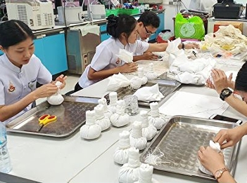 Making a dry herbal compress for
teaching in Thai pharmaceutical courses
Helps to relieve pain, swelling,
inflammation of muscles and tendons.
Muscle relaxation And increase blood
circulation