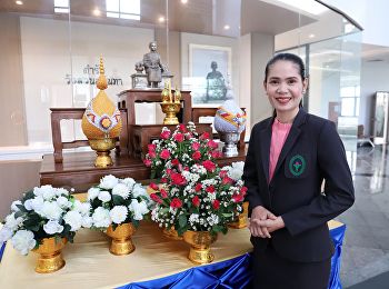 วางพานพุ่มสักการะและถวายความเคารพแด่สมเด็จพระนางเจ้าสุนันทากุมารีรัตน์