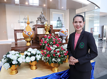 Laying a bush to pay homage and pay
respect to Her Majesty Queen Sunandha
Kumariratana