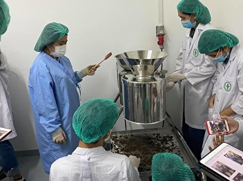 3rd year students of applied Thai
traditional medicine, practicing in the
production of pill pills. and the use of
herbal medicine quality control tools