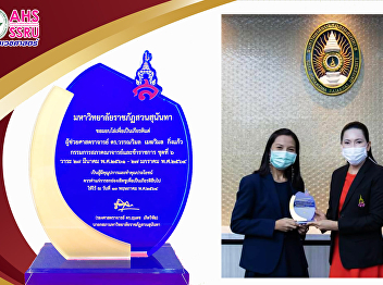 Assistant Professor Dr. Wanwimol
Mekwimol Kingkaew, Associate Dean for
Academic Affairs Received a plaque from
Associate Professor Dr. Chutikarn
Sriwiboon, President